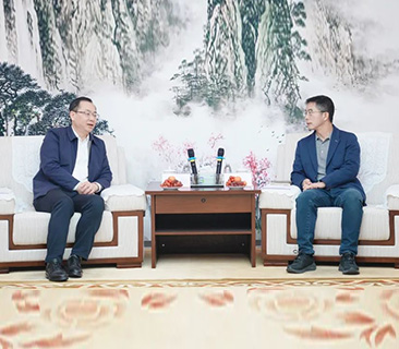 宜宾市政府及中车株洲所向导一行莅临尊龙凯时考察交流